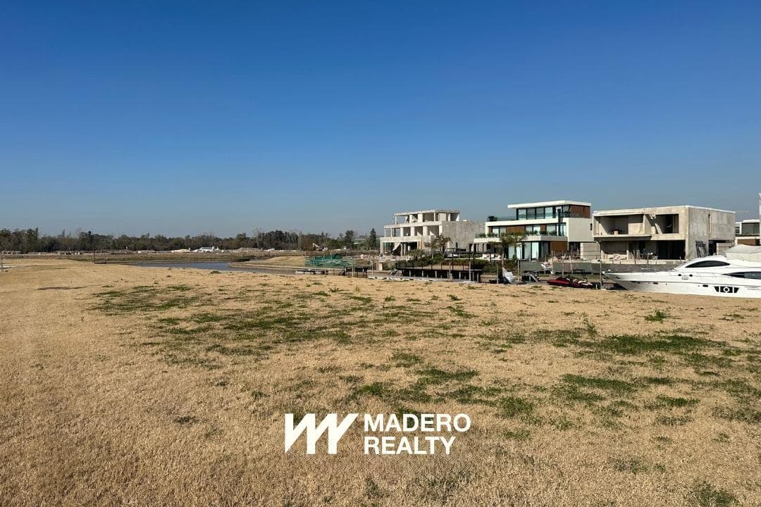 Lote en, El Yacht